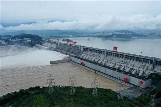 三峡工程迎战长江2020年第2号洪水。摄影：汤伟